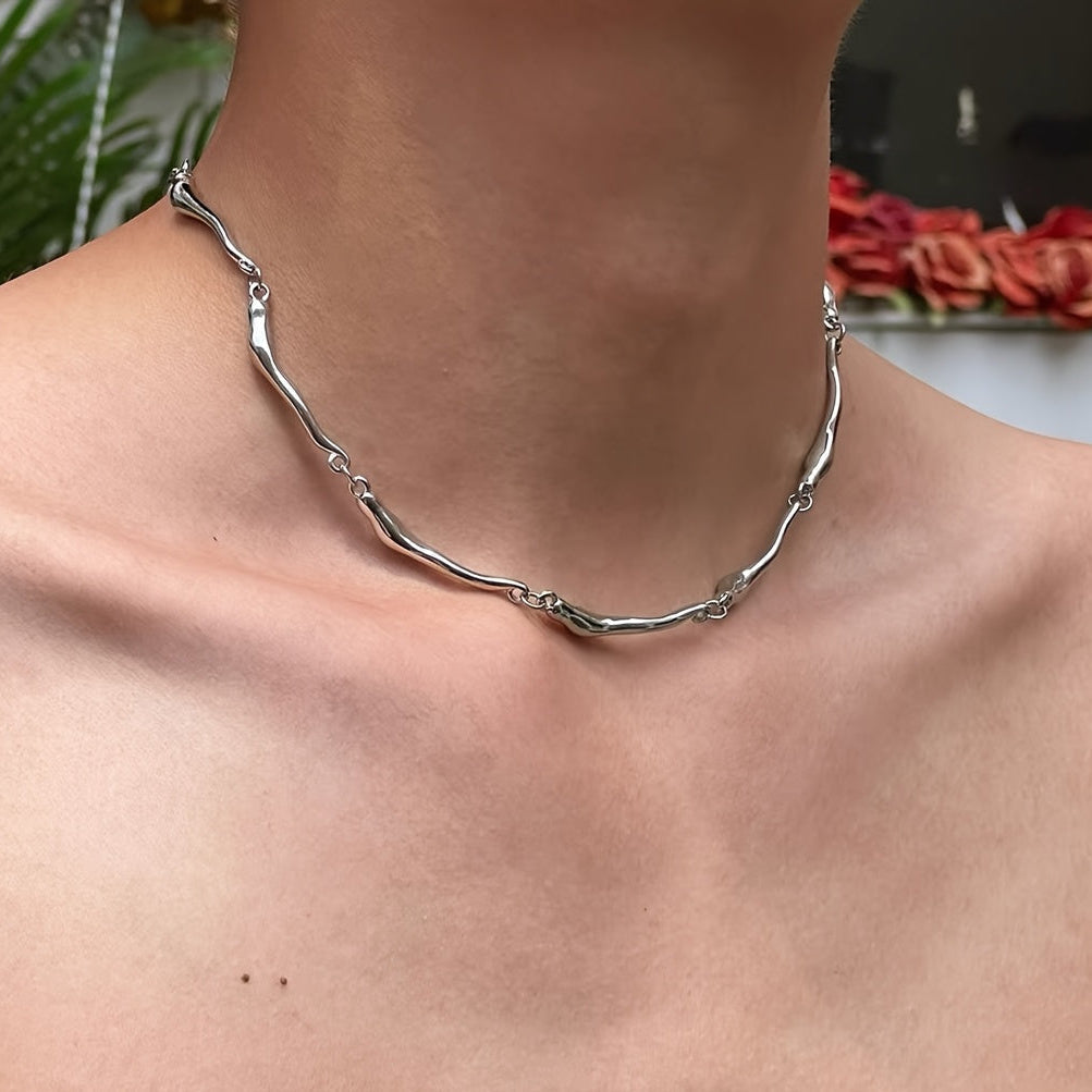Κολιέ από λευκό χρυσό με σχέδιο κυματιστού πλέγματος