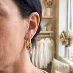 Κλασικά Σκουλαρίκια με Ανάγλυφη Υφή σε Χρυσαφί Τόνο